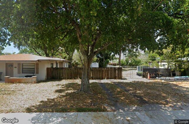 Street view of Downtown Oakland Park, FL